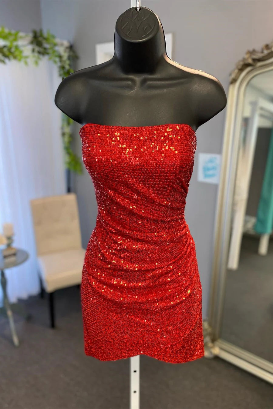Vestido corto de fiesta sin tirantes con lentejuelas
